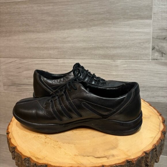 Clarks Wave Black Leather Oxford Lace Up Shoe Sneakers Size 7.5 - like new! - Picture 9 of 9